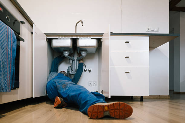 Professional Emergency Plumber technician working in Cooksville, IL